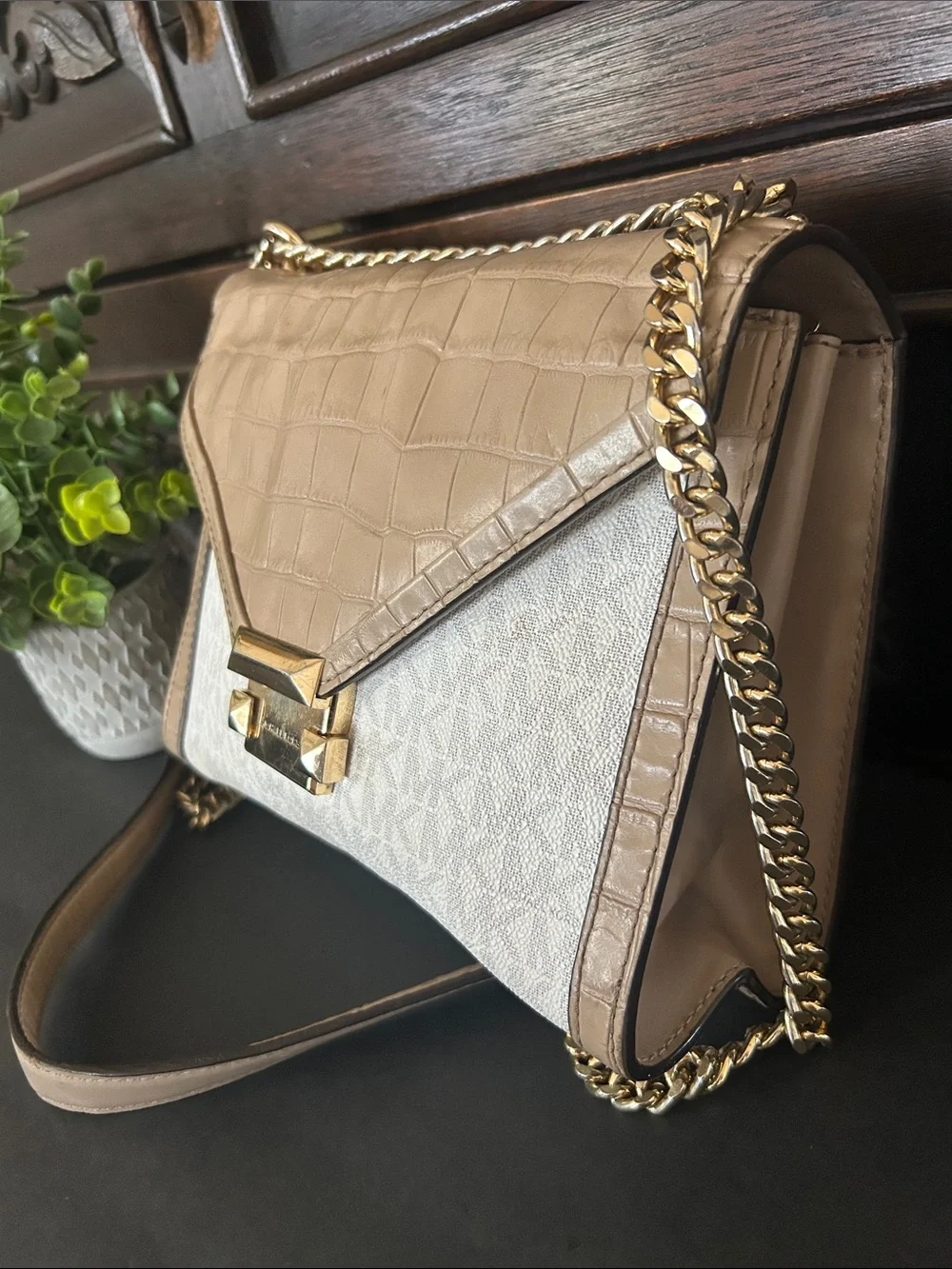 Michael Kors Beige & Off-White Chain Shoulder Bag